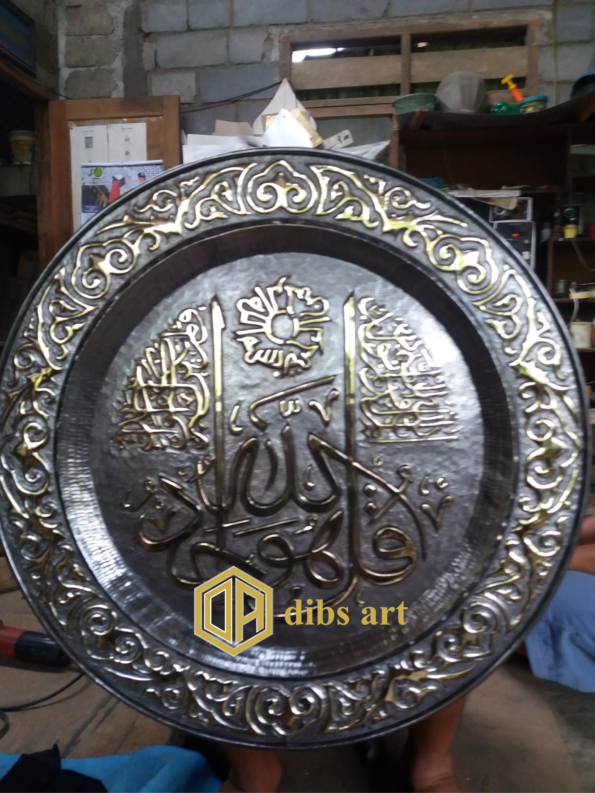 kaligrafi bulat kuningan