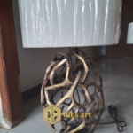 lampu meja kuningan model abstrak kap