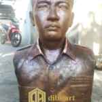 patung tembaga tokoh 2