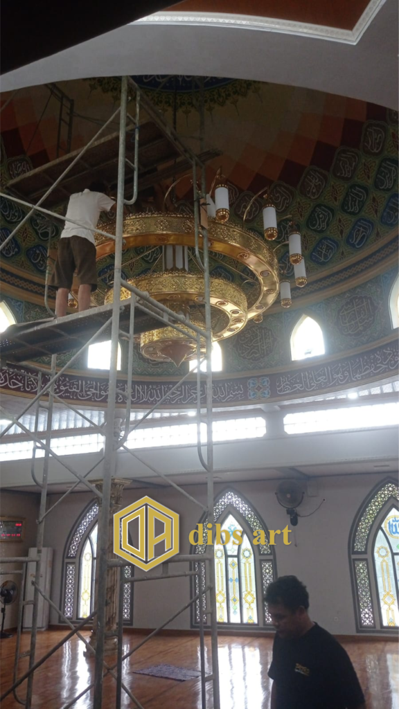 lampu gantung nabawi kuningan 3 tingkat dipasang