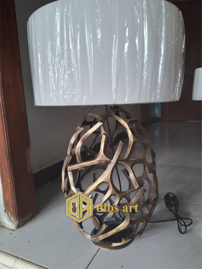 lampu meja kuningan model abstrak kap