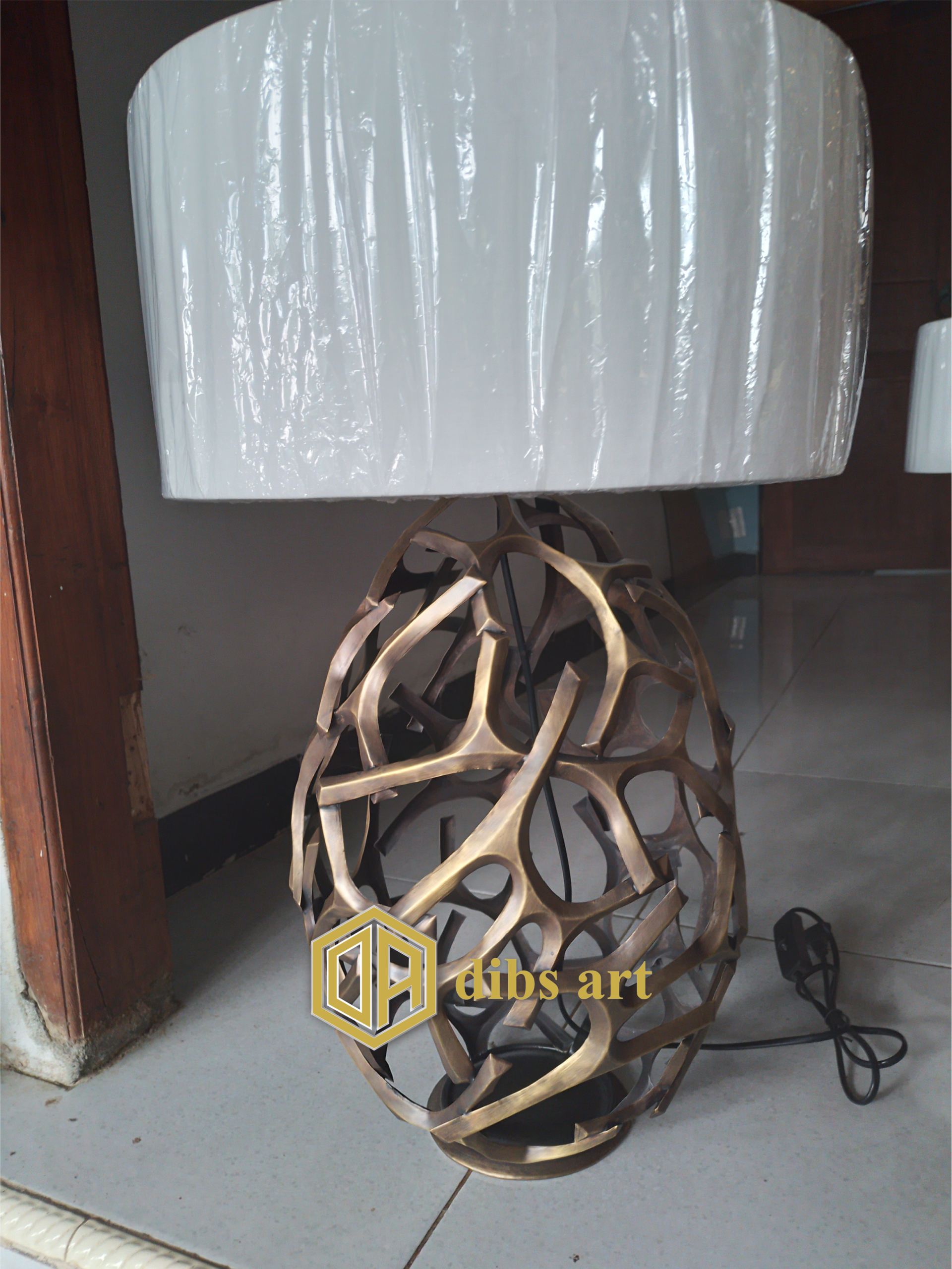 lampu meja kuningan model abstrak kap