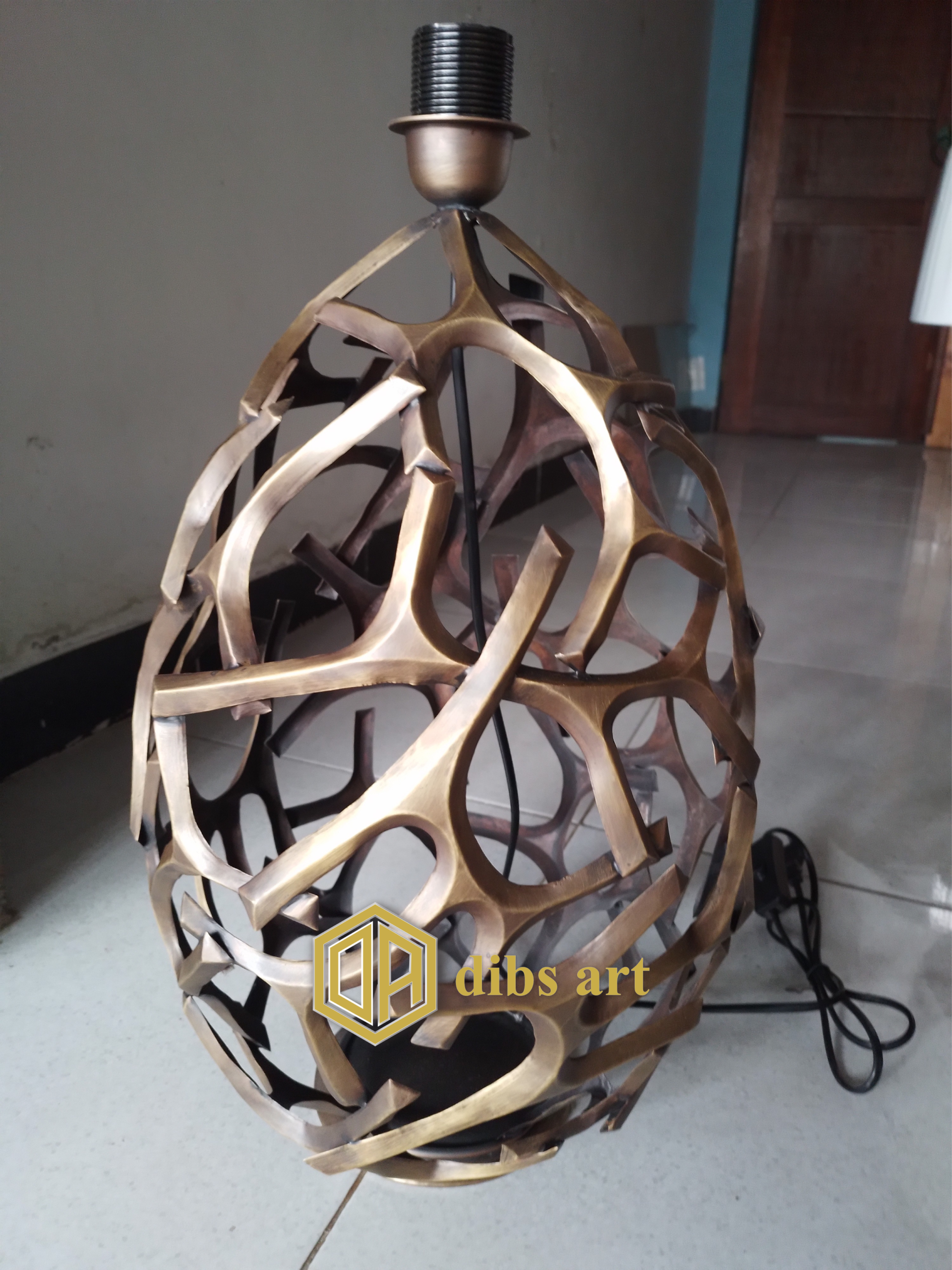 lampu meja kuningan model abstrak