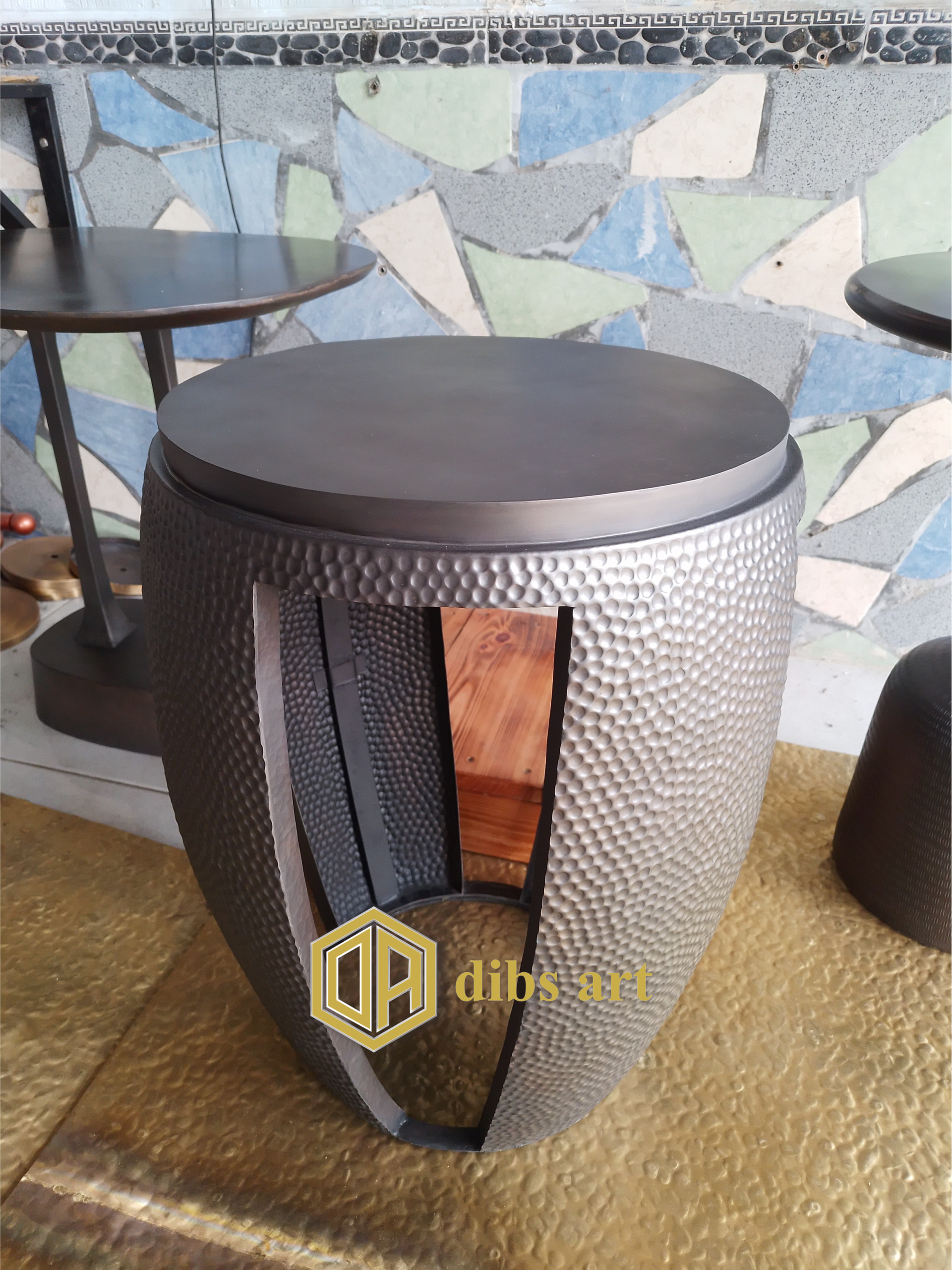 meja kuningan warna hitam model bulat