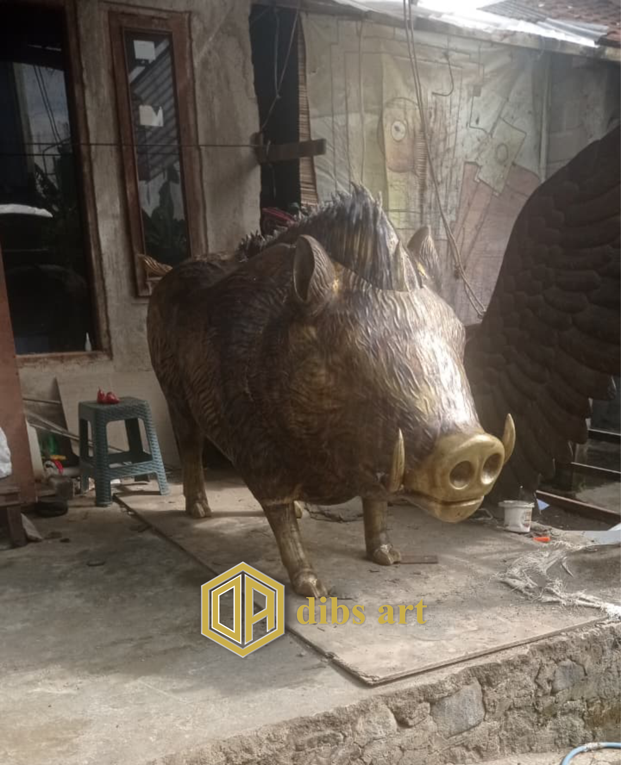 patung kuningan babi