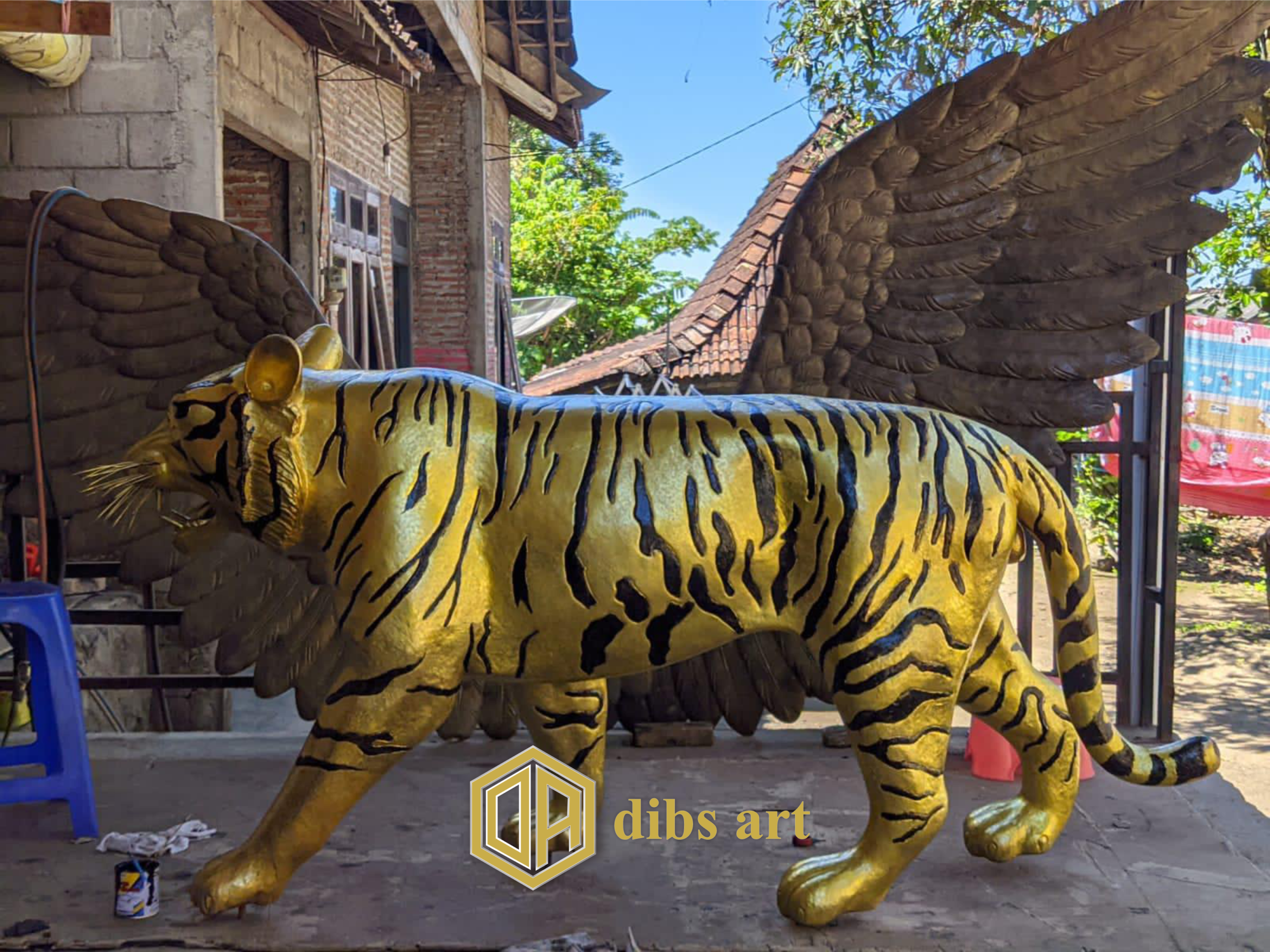 patung kuningan macan